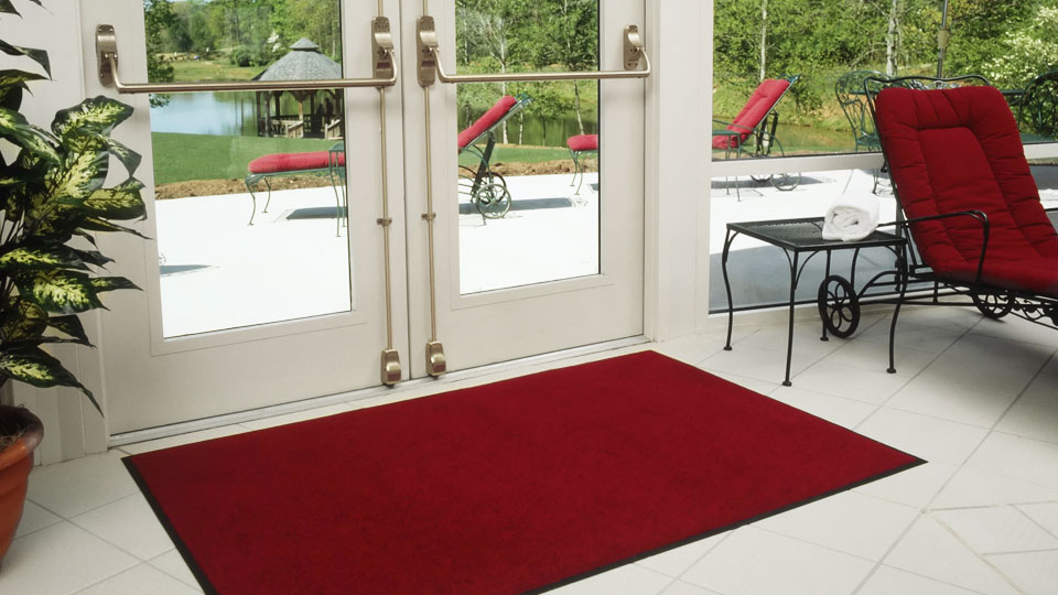 Rote Schmutzfangmatte im Büroeingang