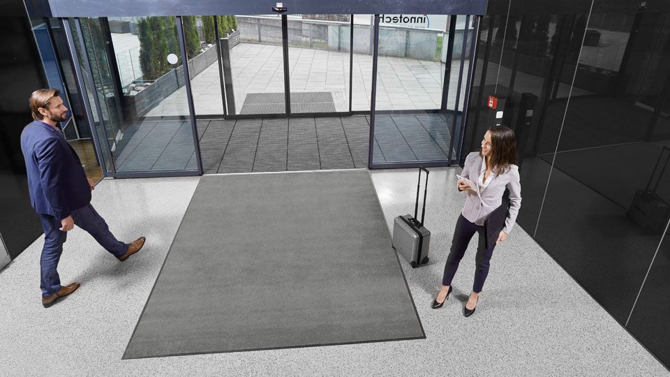Silbergraue Schmutzfangmatte im Büroeingang