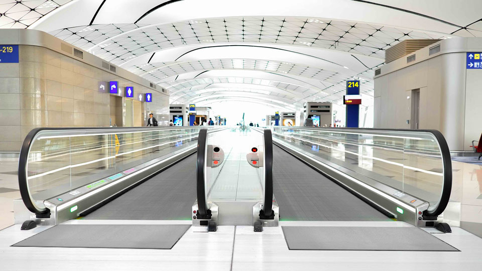 Hellgraue Schmutzfangmatte am Flughafen