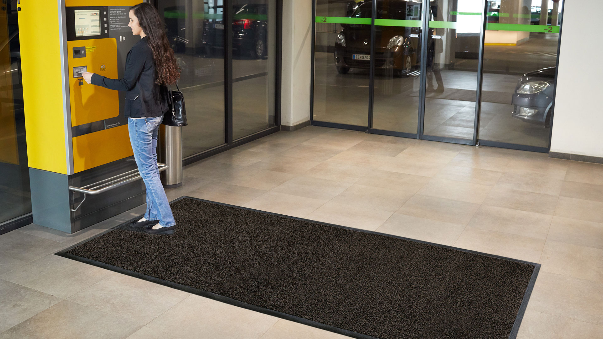 Braune Schmutzfangmatte meliert am Parkplatzautomaten
