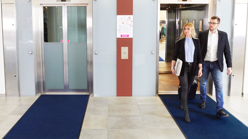 Blaue Schmutzfangmatte im Fahrstuhlvorraum