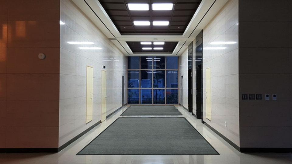 Graue Schmutzfangmatte im Flur