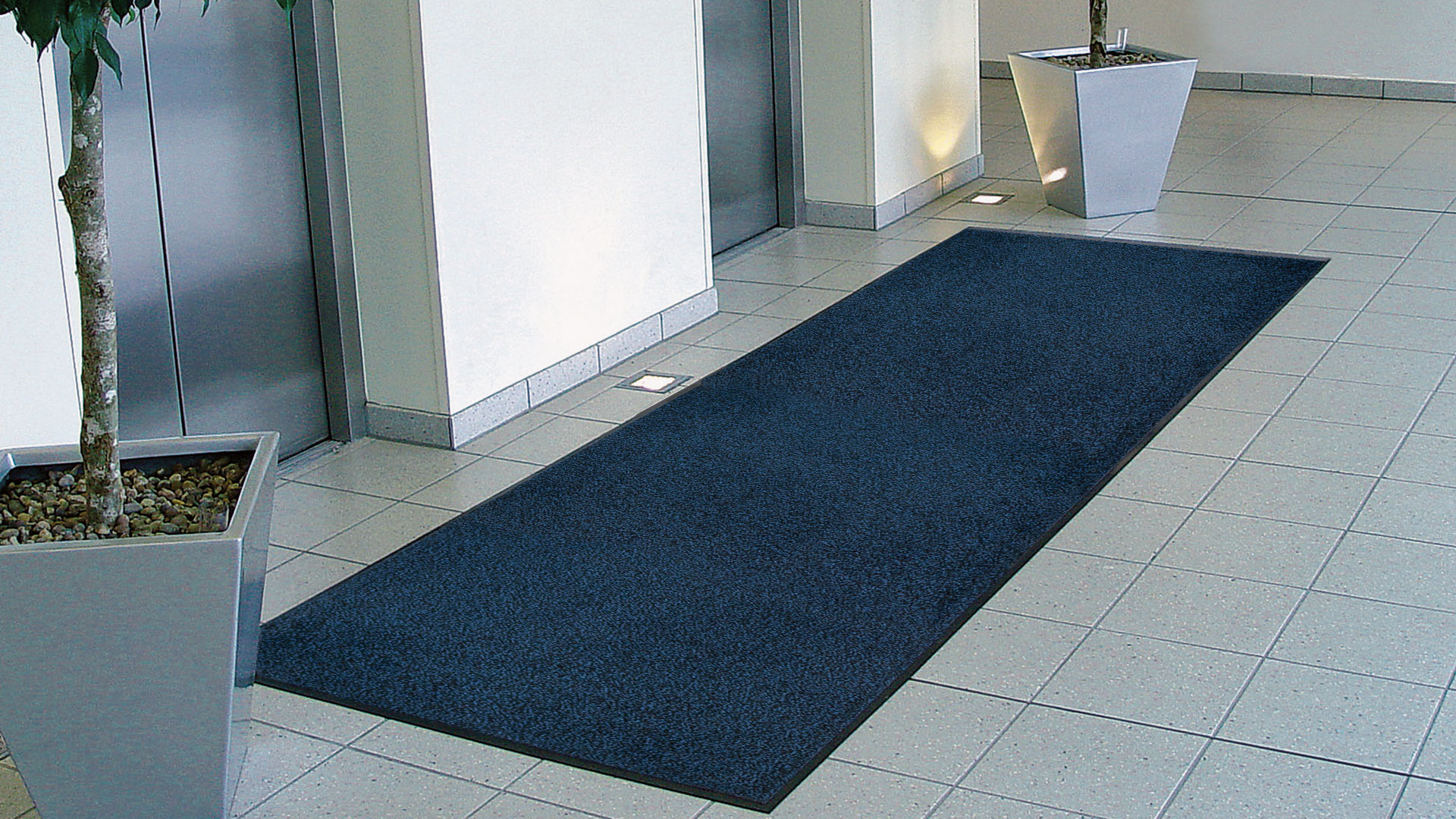 Blaue Schmutzfangmatte meliert im Fahrstuhlvorraum