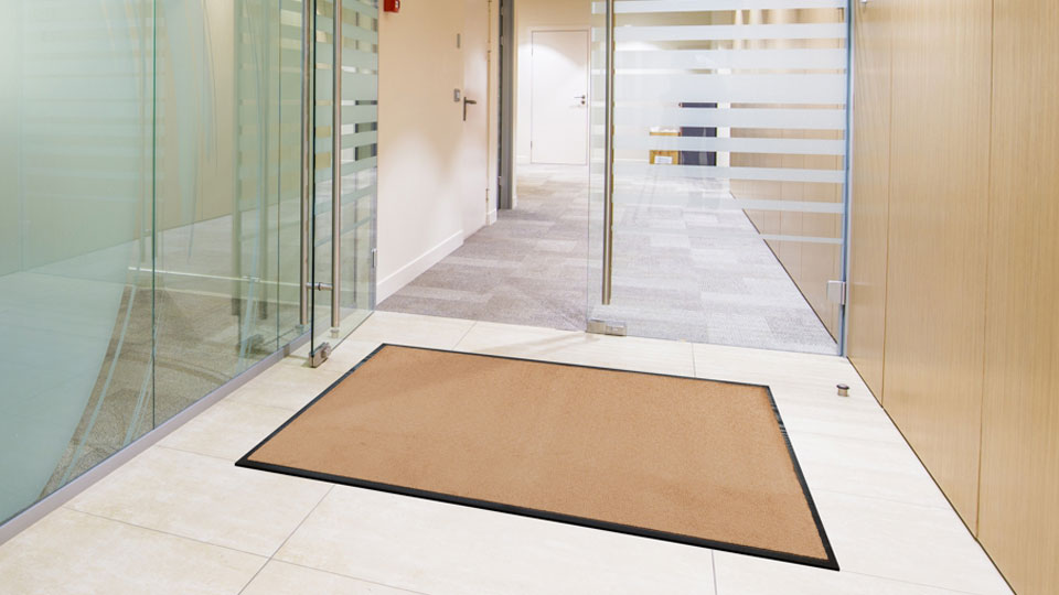 Sandfarbene Schmutzfangmatte in einem Praxisflur