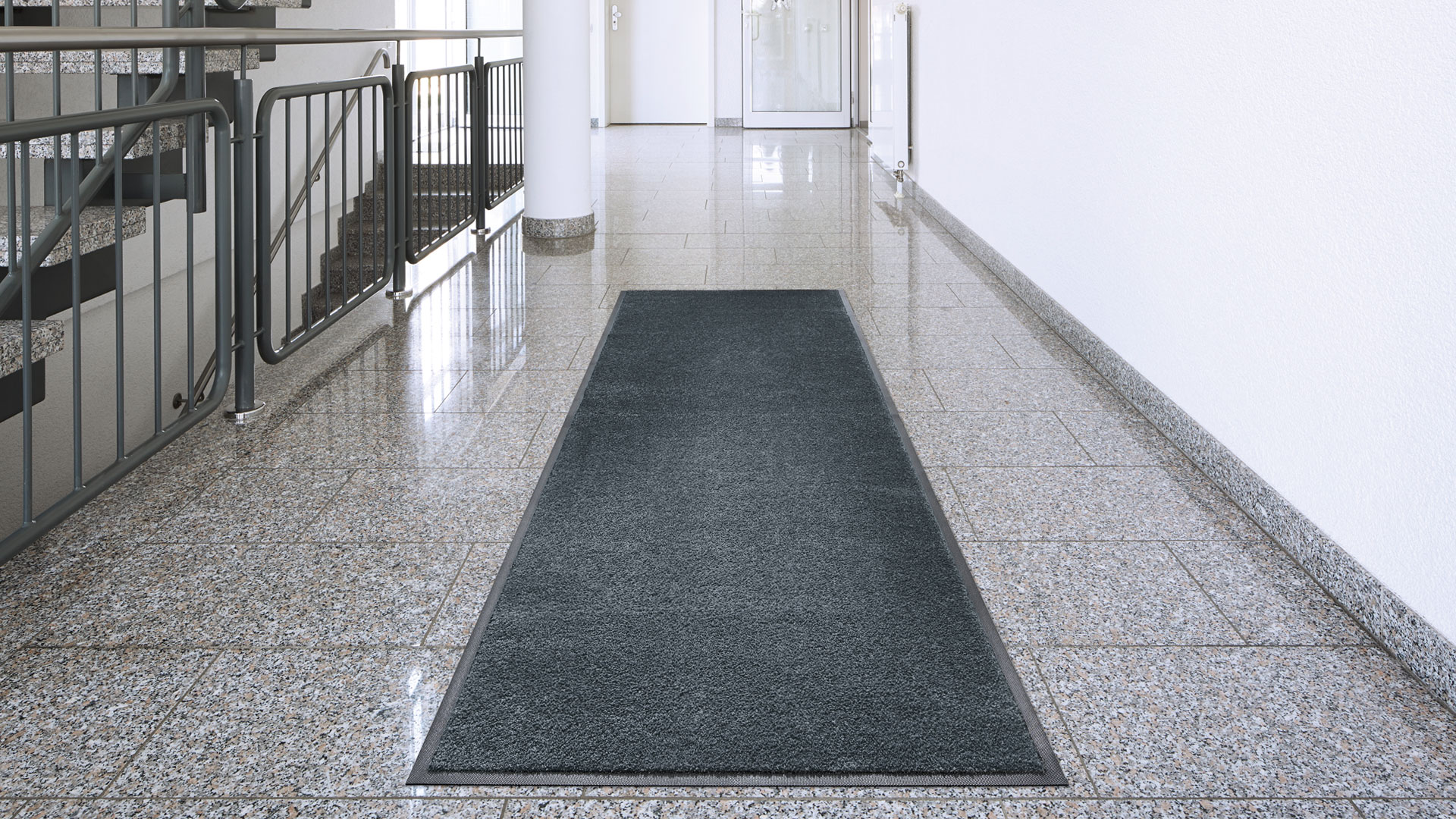 Graue Schmutzfangmatte meliert im Flur