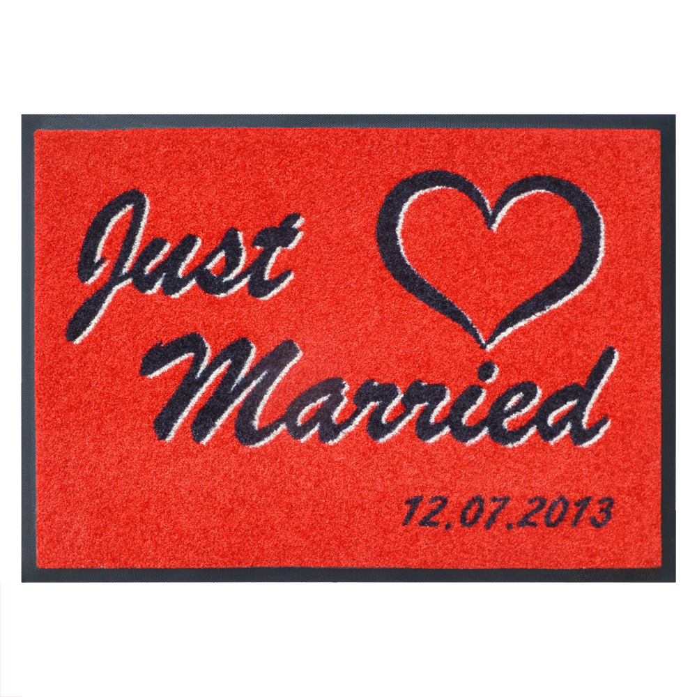 rote Schmutzfangmatte mit Just Married und einem Datum