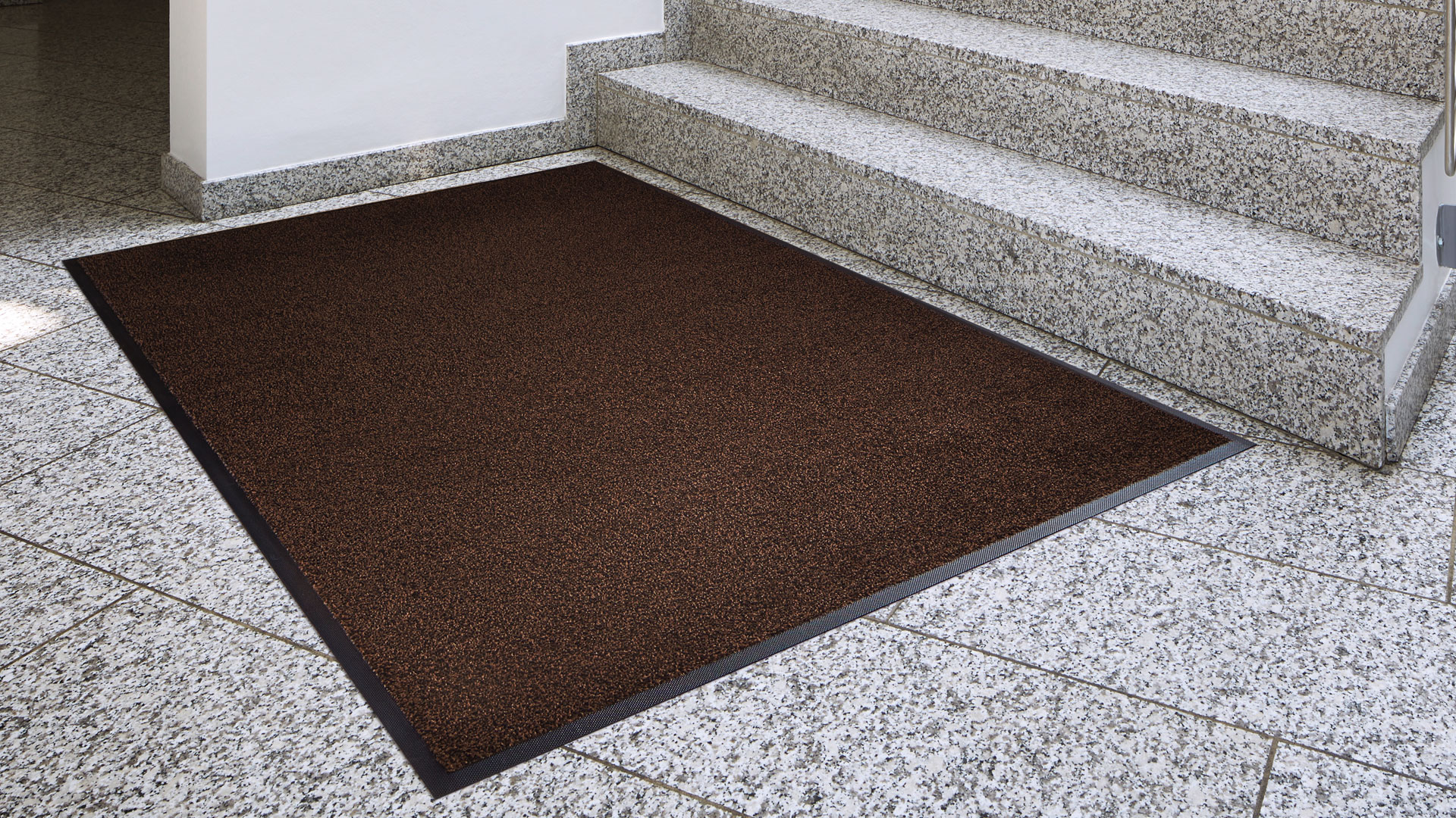 Braune Schmutzfangmatte meliert am Treppenaufgang