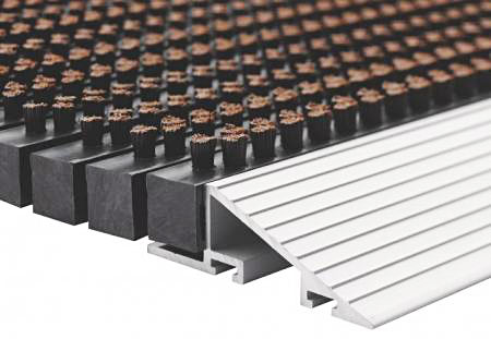 Outdoor Aluminummatte mit Borsten von vorne aus der Nähe