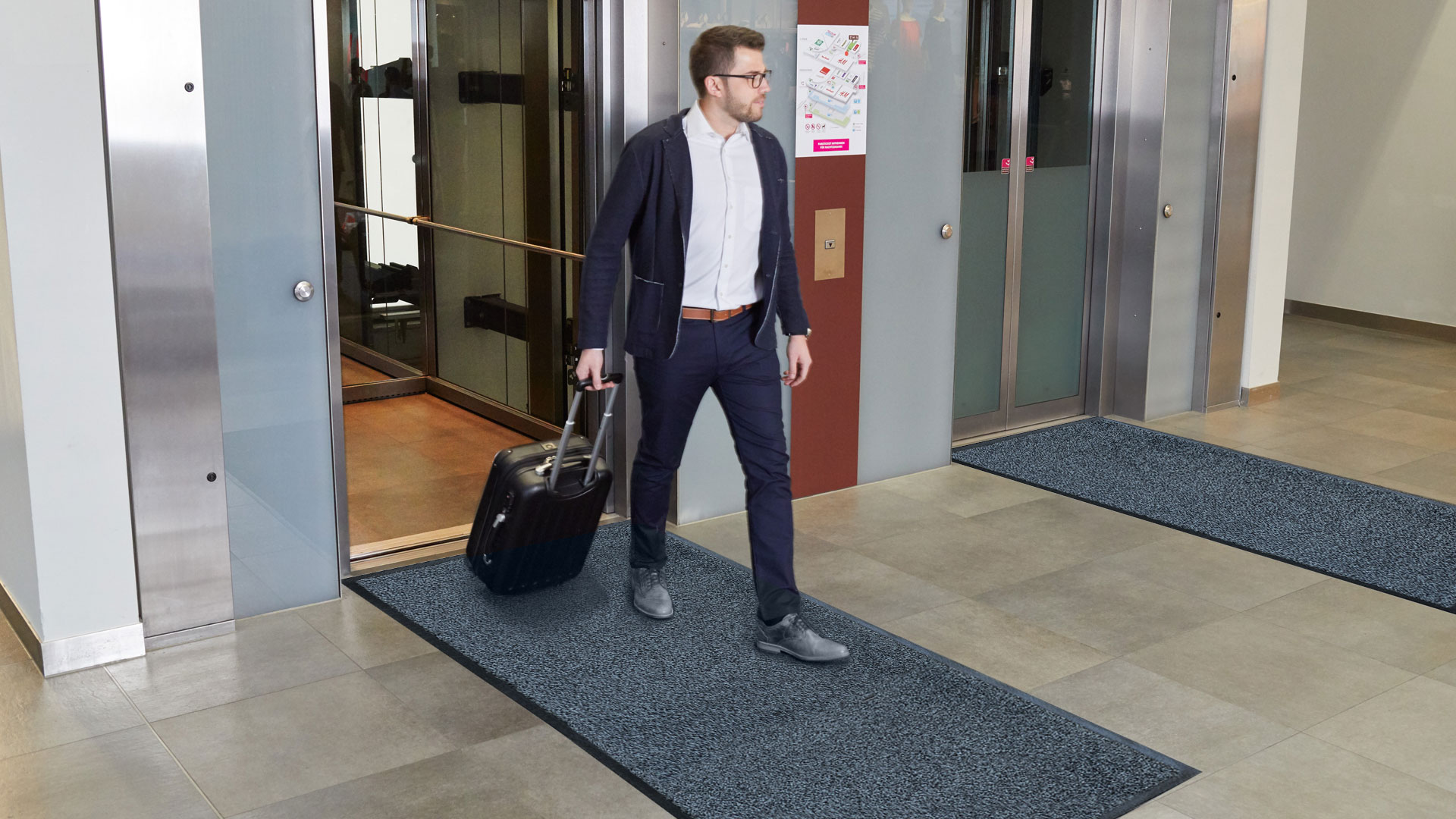 Granitfarbene Schmutzfangmatte meliert im Fahrstuhlvorraum